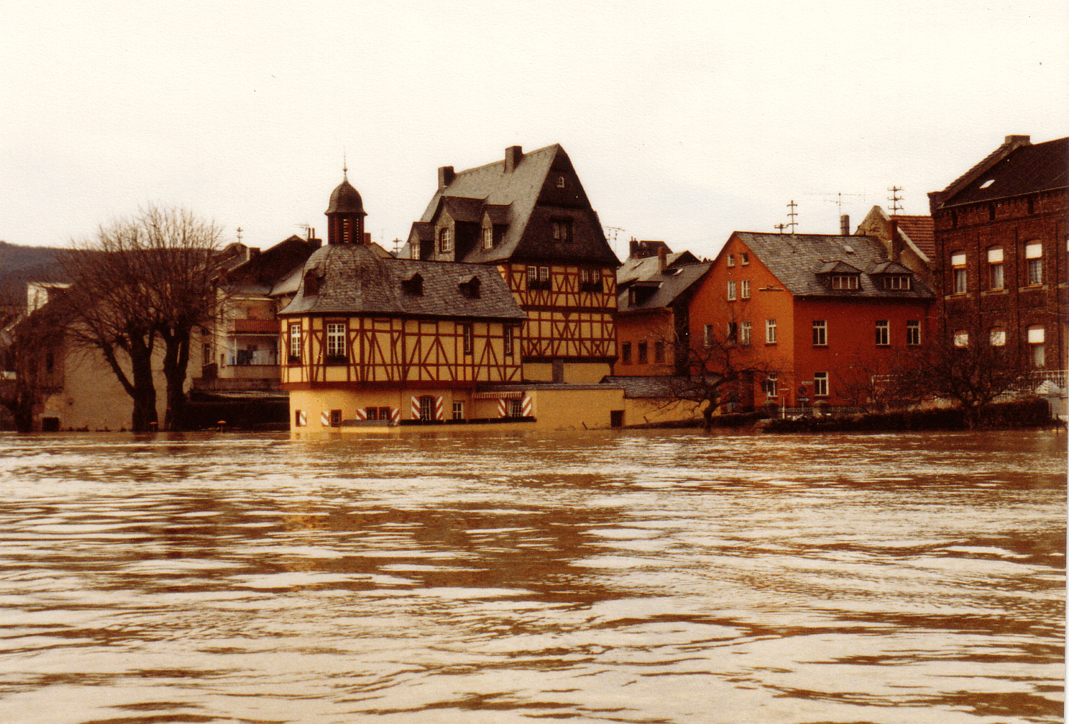 Wirtshaus an der Lahn im Hochwasser